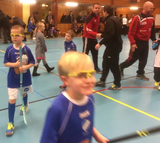 Glödhett spel trots utelåsta i -10 grader i 30 min. Imponerande!