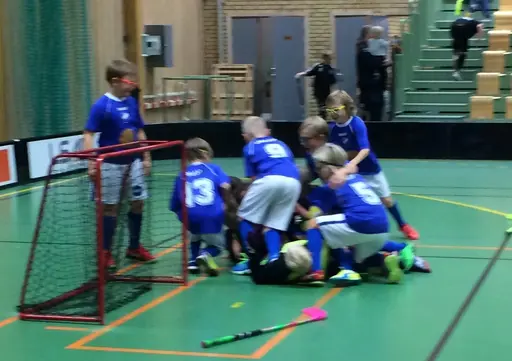 Vårt hemmasammandrag blev hellyckat! Full fart på planen, i kiosken i sekretariatet?! och bland domarna.