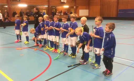 Glödhett spel trots utelåsta i -10 grader i 30 min. Imponerande!