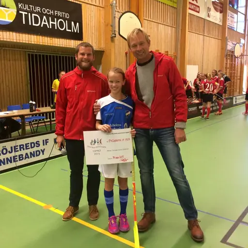 En nöjd och något nervös Elvira fick ta emot prischecken. 