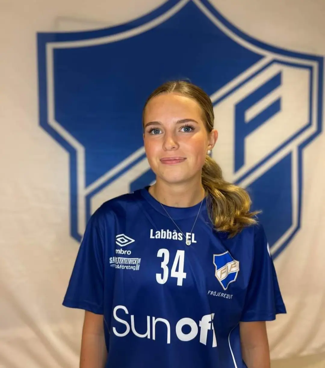 Alva Härnborg Fröjereds IF drar på sig landslagströjan