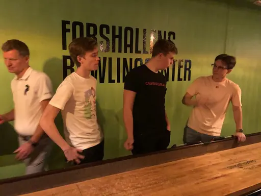 Shuffleboard och käk på Tidaholmsbowlingcenter.