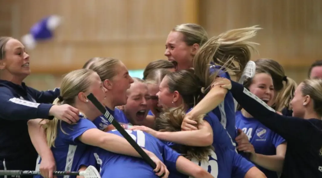 Glädjescener efter att vi passerade mållinjen i lördags. Foto: VB sporten
