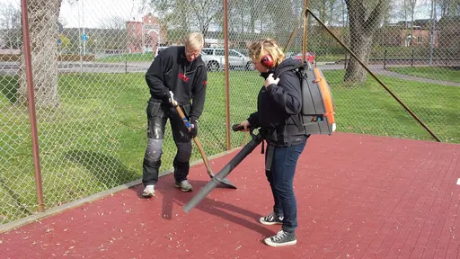 Ett tiotal personer kom till planen för att hjälpa till att snygga upp. Tack!