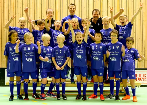 Snygga Fröjeredsgrabbar i de nya matchställen! Staffan, Stefan, Henrik, Tim, Albin, Ludvig, Fabian, Jacob, Elias J, Simon Ö, Simon P, Ville, Anton, Simon M, Elias V, Simon B, Adam, Zlatan.