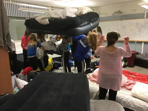 Ella styr upp madrassplaceringen exemplariskt.