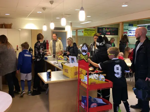 Vårt hemmasammandrag blev hellyckat! Full fart på planen, i kiosken i sekretariatet?! och bland domarna.