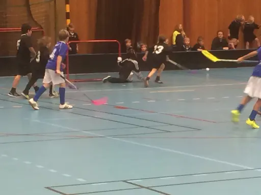 Glödhett spel trots utelåsta i -10 grader i 30 min. Imponerande!