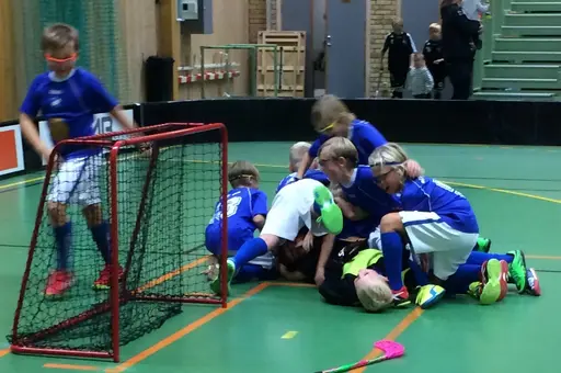 Vårt hemmasammandrag blev hellyckat! Full fart på planen, i kiosken i sekretariatet?! och bland domarna.