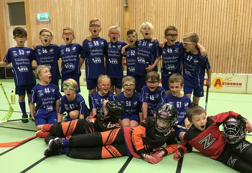 Fröjeredgrabbarna som öste på i Sparbankshallen: Fabian, Teddy, Erik, Nino, Aston, Chrisiano, Wimer G, Wilmer B, Elliot, Liam, Arvid, Elias, Alexander, Dawid, Filip, Vincent, Gabriel, Hampus.