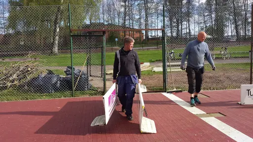 Ett tiotal personer kom till planen för att hjälpa till att snygga upp. Tack!
