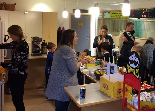 Vårt hemmasammandrag blev hellyckat! Full fart på planen, i kiosken i sekretariatet?! och bland domarna.