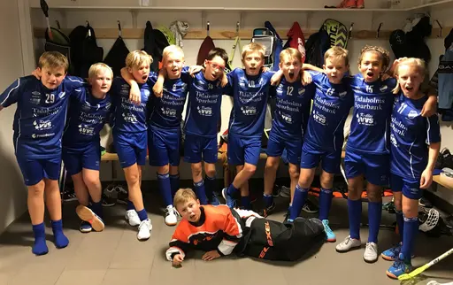 Jacob, Anton, Fabian, Elias J, Albin K, Simon Ö, Ludvig, Albin K, Simon P, Ville, Elias V. Inte dåligt av Anton att klara av en hel cup med den vinkeln på foten! Är Simon Ö hypnotiserad av fotografen?