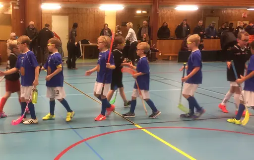 Glödhett spel trots utelåsta i -10 grader i 30 min. Imponerande!