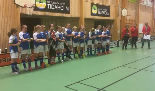 En nöjd och något nervös Elvira fick ta emot prischecken. 