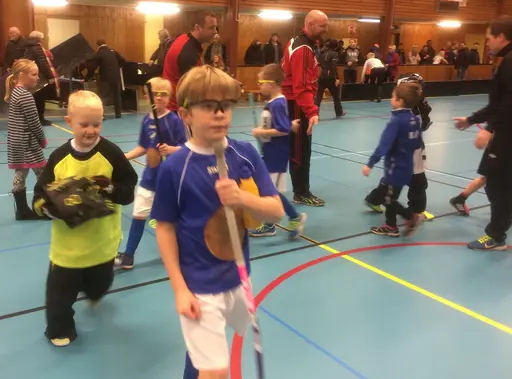 Glödhett spel trots utelåsta i -10 grader i 30 min. Imponerande!