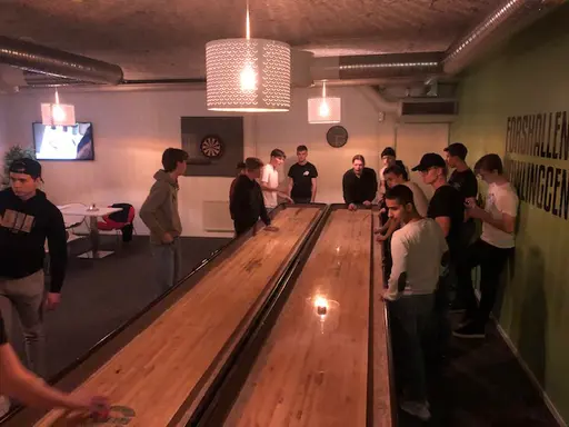 Shuffleboard och käk på Tidaholmsbowlingcenter.