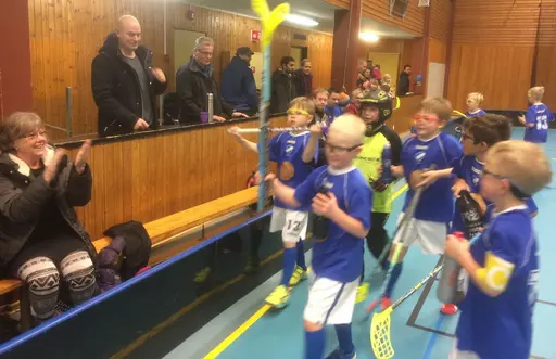 Glödhett spel trots utelåsta i -10 grader i 30 min. Imponerande!