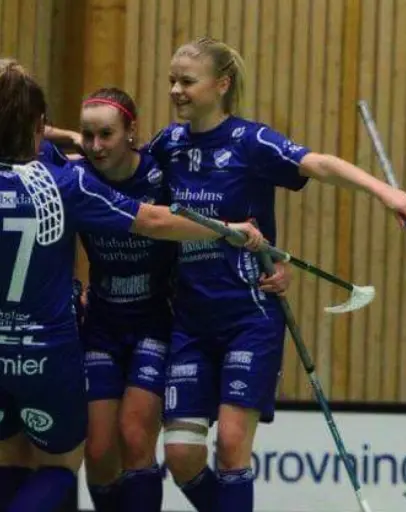 Nicolina Wärnklint väljer spel i blått igen och är tillbaka I Fröjered.