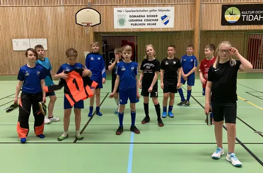 Trötta men glada grabbar efter väl genomförd träning med sargbygge och sargrivning i sen timma!