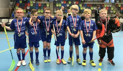 FIF:are med medaljer runt halsen! Lag 1: Fabian, Filip, Vincent, Gustav, Elliot, Arvid, Noel. Lag 2: Erik, Chrisiano, Dawid, Cornelius, Wilmer, Liam, Teddy.