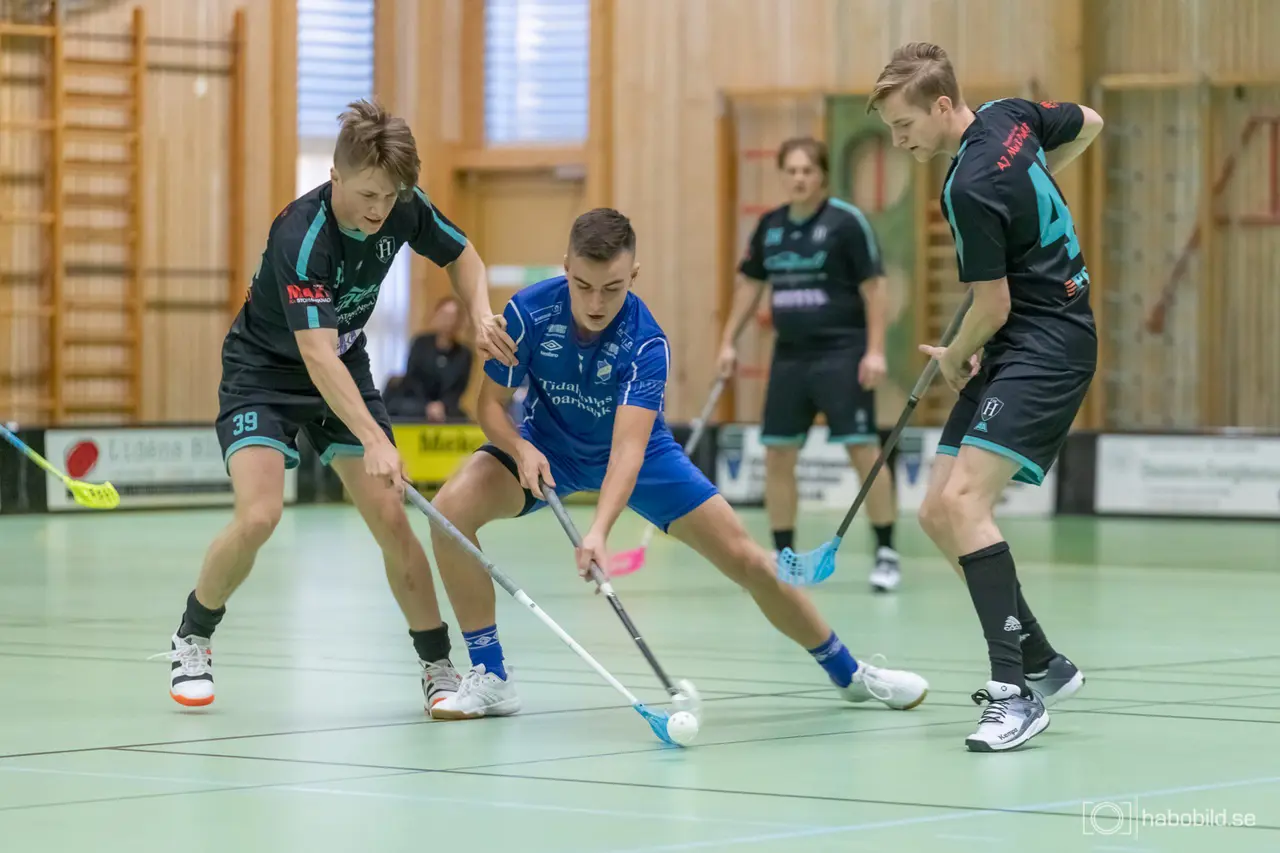 Hugo Eriksson ger FIF hopp genom ledningsmålet 9-8 i tredje perioden. (Foto: habobild.se)