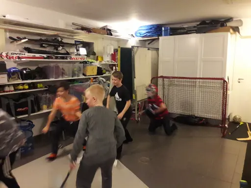 Istället för träning så kollade vi på vm finalen och körde lite garageinnebandy!