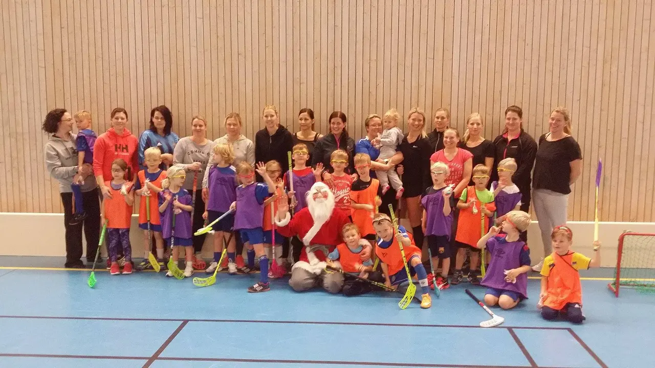 Svettiga spelare, ledare och mammor efter julavslutningens hårda kamp.
