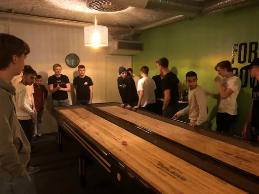 Shuffleboard och käk på Tidaholmsbowlingcenter.