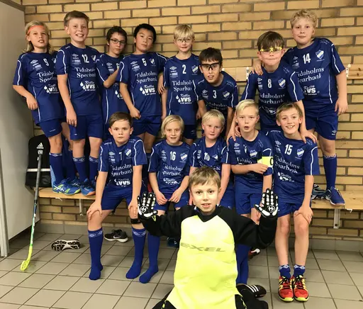 Grabbarna som pustar ut efter ett väl genomfört sammandrag: Fabian, Simon Ö, Adam, Simon B, Simon M, Zlatan, Albin, Tim, Jacob, Ville, Anton, Elias J, Ludvg, Elias V.