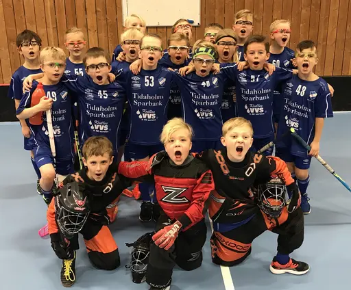 Jubel från Fröjeredsgrabbarna: Wilmer G, Erik, Alexander, Nino, Aston, Fabian, Elias, Gustav, Elliot, Gabriel, Cornelius, Hampus, Vincent, Arvid, Wilmer G, Cristiano, Filip, Liam, Teddy.