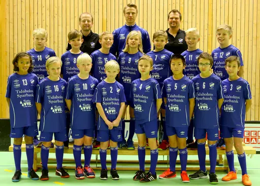 Snygga Fröjeredsgrabbar i de nya matchställen! Staffan, Stefan, Henrik, Tim, Albin, Ludvig, Fabian, Jacob, Elias J, Simon Ö, Simon P, Ville, Anton, Simon M, Elias V, Simon B, Adam, Zlatan.