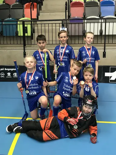FIF:are med medaljer runt halsen! Lag 1: Fabian, Filip, Vincent, Gustav, Elliot, Arvid, Noel. Lag 2: Erik, Chrisiano, Dawid, Cornelius, Wilmer, Liam, Teddy.