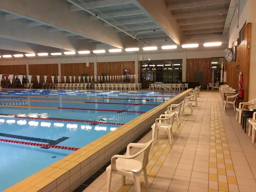 Lugnet före stormen, Relaxen klar för funktionärsfika, maten från Flygfyren väntar på att plockas in, alla fick plats, insim pågår...