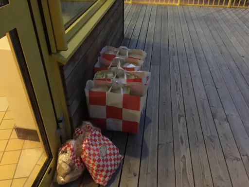 Lugnet före stormen, Relaxen klar för funktionärsfika, maten från Flygfyren väntar på att plockas in, alla fick plats, insim pågår...