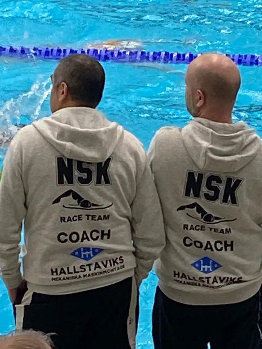 Våra duktiga tränare coachar simmarna i NSK till nya rekord!