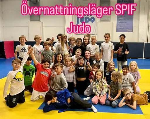 Våra fina tävlingsungdomar med ledare!