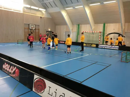 Bilder från ungsdomsavslutningen med innebandyturnering och prisutdelning