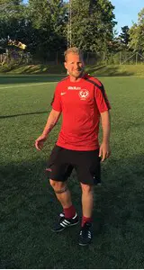 Lennart Hansson (ass. tränare, överst, vä), Håkan Jönsson (Målvaktstränare, överst, hö), Martin Glimberg (ny huvudtränare, nederst, vä), Grabbarna på plats (nederst, hö)