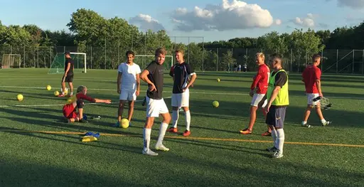 Lennart Hansson (ass. tränare, överst, vä), Håkan Jönsson (Målvaktstränare, överst, hö), Martin Glimberg (ny huvudtränare, nederst, vä), Grabbarna på plats (nederst, hö)