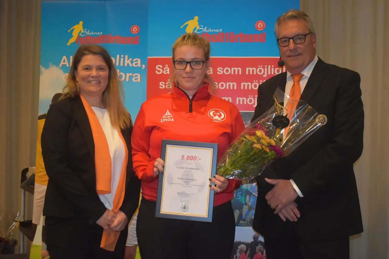 Linda Grenander flankerad av Tanja Pihlblad och Claes Ohlsson (ordförande) från SkFFs styrelse Foto: Micke Dahl