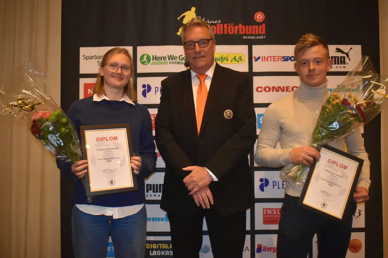 SkFFs ordförande Claes Ohlsson och Linero IFs stipendiater Foto: Micke Dahl