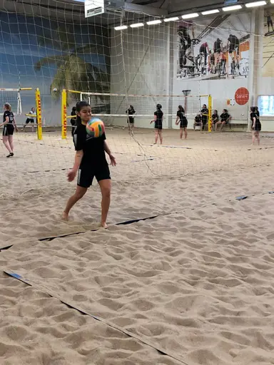 Mariehems dam- och juniorlag avslutade med beachvolley-turnering.