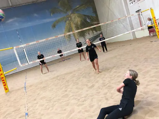 Mariehems dam- och juniorlag avslutade med beachvolley-turnering.