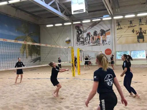 Mariehems dam- och juniorlag avslutade med beachvolley-turnering.