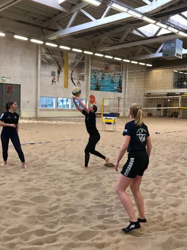 Mariehems dam- och juniorlag avslutade med beachvolley-turnering.