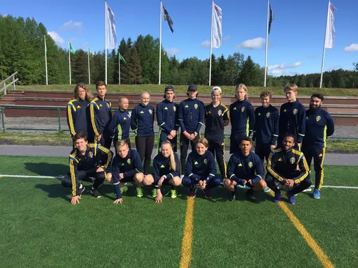 Till vänster en bild på ledarna på fotbollsskolan och till höger en bild från uppstarten