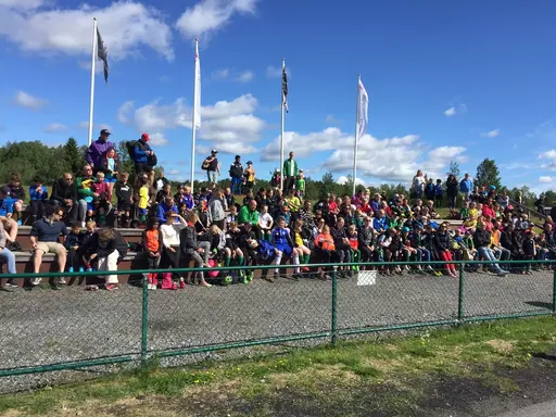 Till vänster en bild på ledarna på fotbollsskolan och till höger en bild från uppstarten