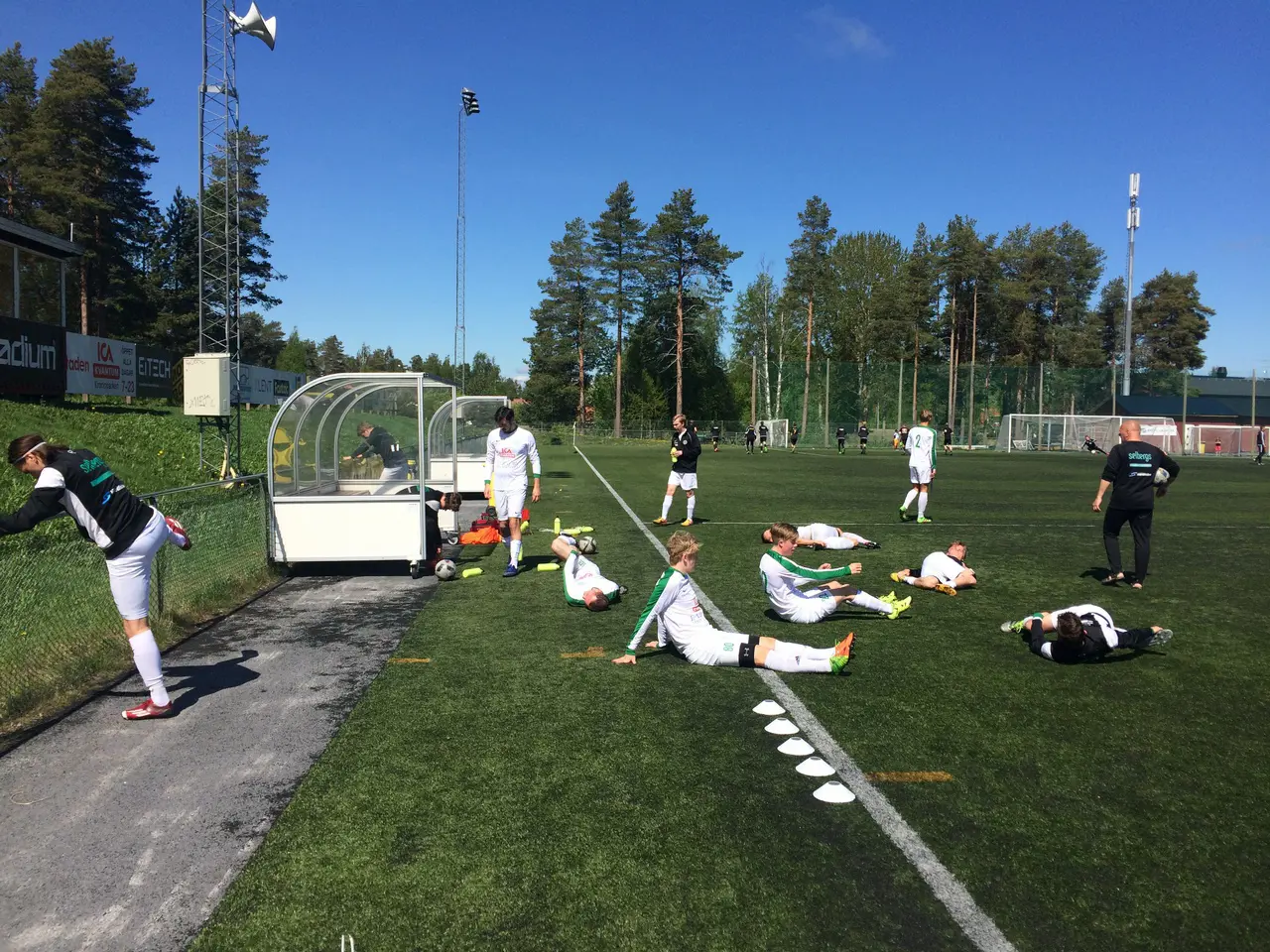 Uppvärmning inför mötet Umedalen-Mariehem i härligt sommarväder på Umedalens IP.