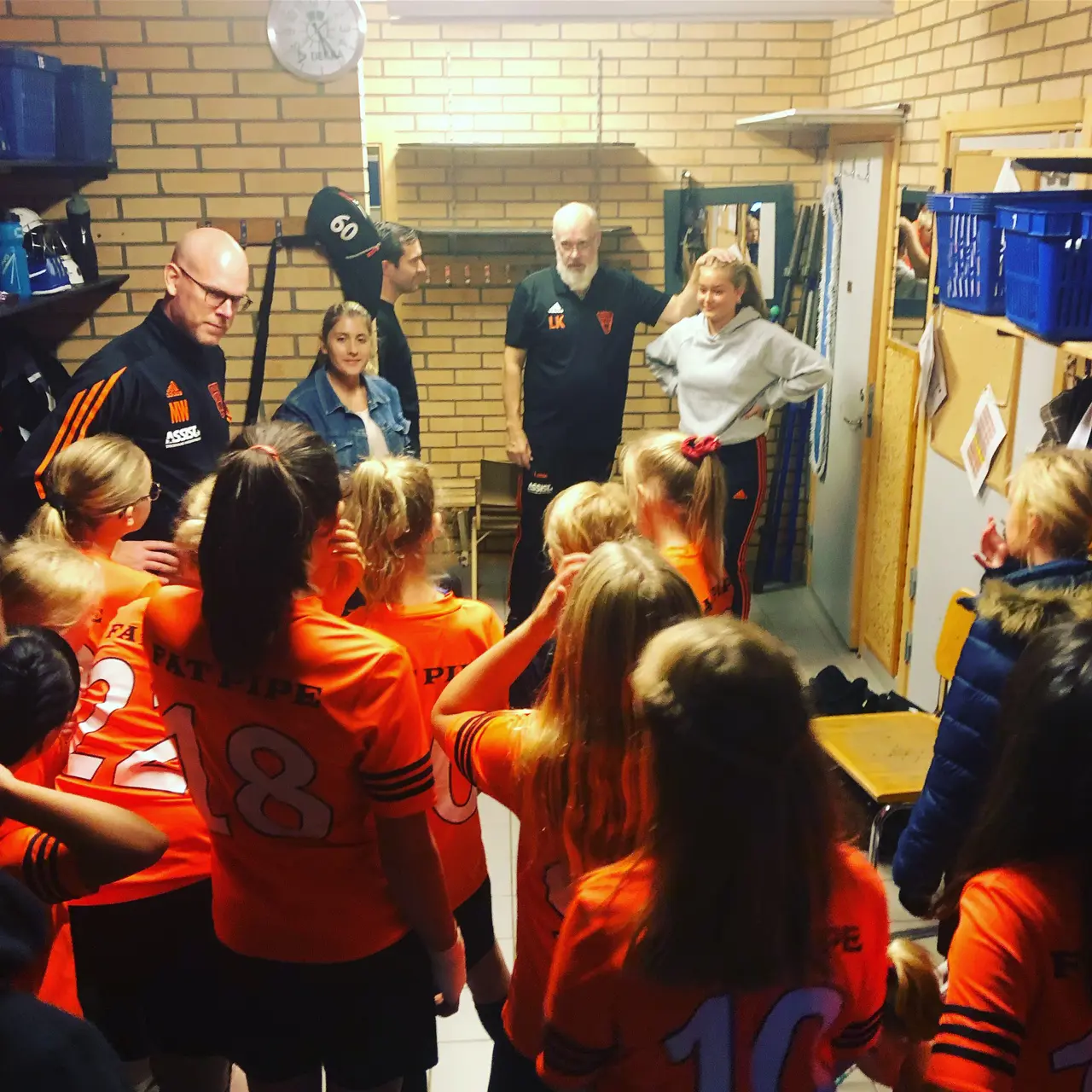 F08 besöker omklädningsrummet och har frågestund med Bella och Cassie!!